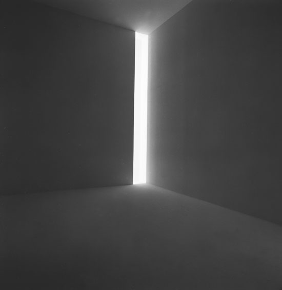 "Ronin" by James Turrell, 1968. Fluorescent light, dimensions variable. Collection of the artist. © James Turrell. Installation view: Jim Turrell, Stedelijk Museum, Amsterdam, April 9–May 23, 1976. Photo: Courtesy the Stedelijk Museum.