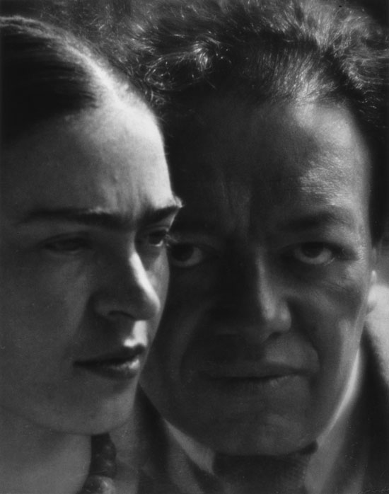 "Diego and Frida" by Martin Munkácsi, 1934. Gelatin silver print (printed later by Joan Munkácsi). The Jacques and Natasha Gelman Collection of 20th Century Mexican Art, courtesy of the Vergel Foundation and the Tarpon Trust. © Howard Greenberg Gallery. 