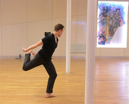 Ian Spencer Bell performing "Geography Solos" at Ille Arts. Photo: Nir Arieli. 