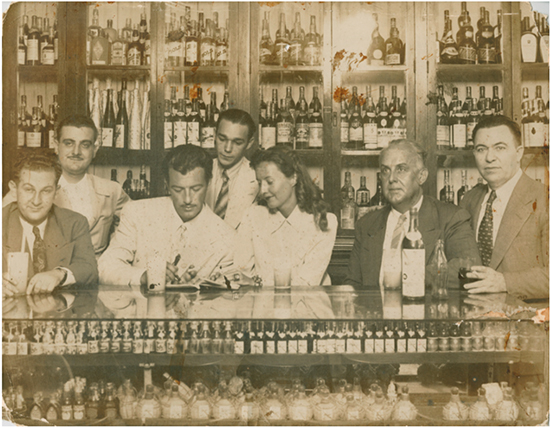 Unidentified photographer, Hollywood actors Barbara Stanwyck and Robert Taylor at the Sloppy Joe's bar, Havana, 1950s.