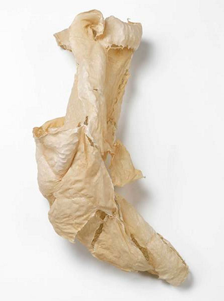 "Fan farinade" by Lynda Benglis, 2016. Handmade paper over chicken wire, 58 x 31 x 19 inches. Courtesy of Cheim & Read.